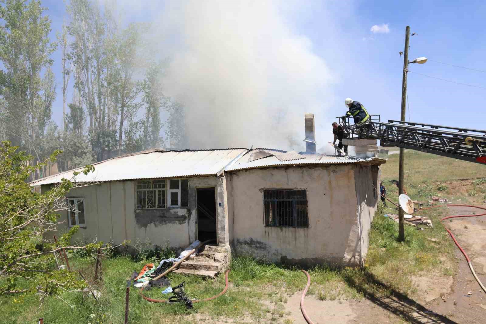 Başkale’de korkutan ev yangını