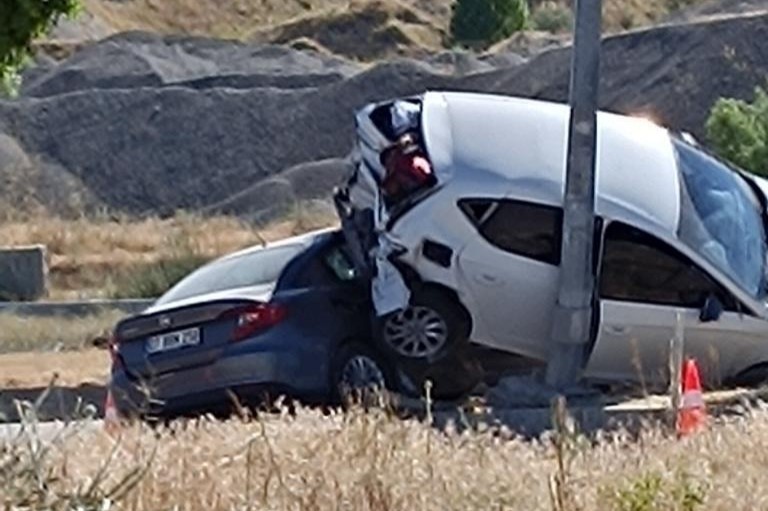 Van’da çarpışan araçlar üst üste çıktı: 1 yaralı