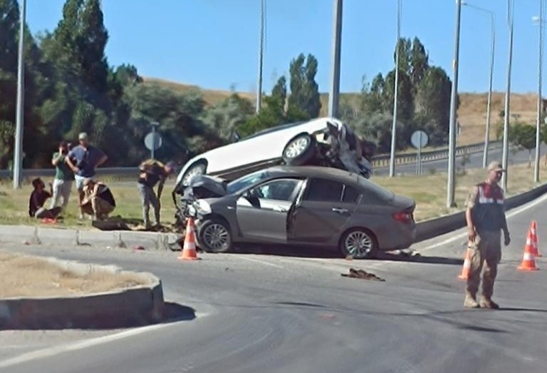 Van’da çarpışan araçlar üst üste çıktı: 1 yaralı