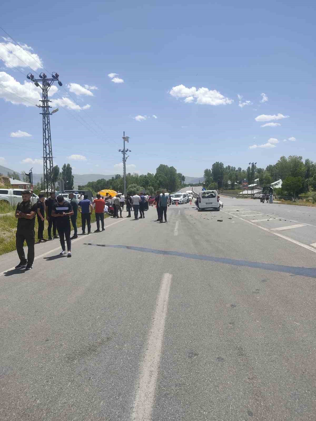 Otomobille hafif ticari araç çarpıştı: 8 yaralı