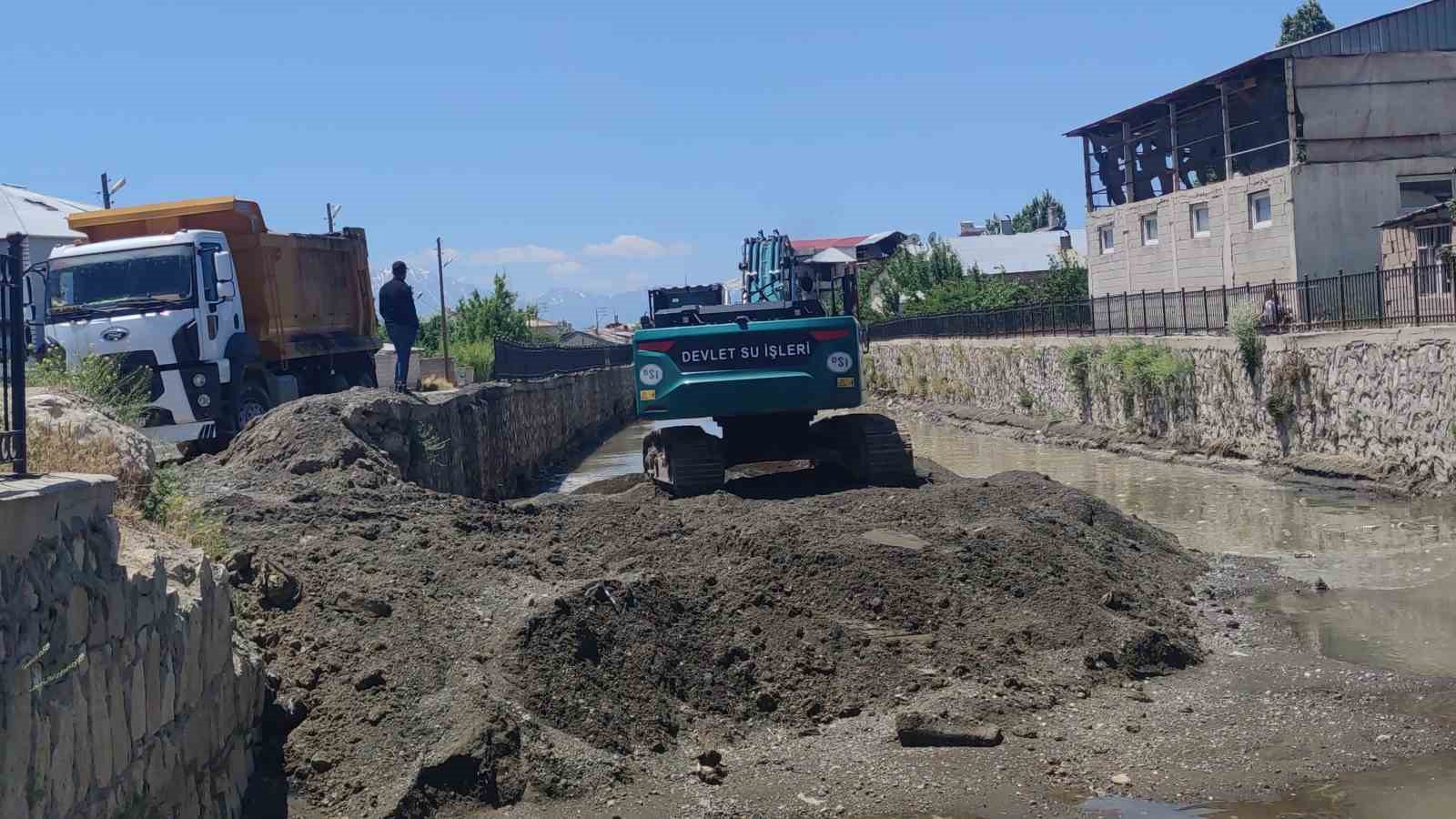 Uzmanlardan Akköprü deresinde çalışma yapan iş makinelerine tepki