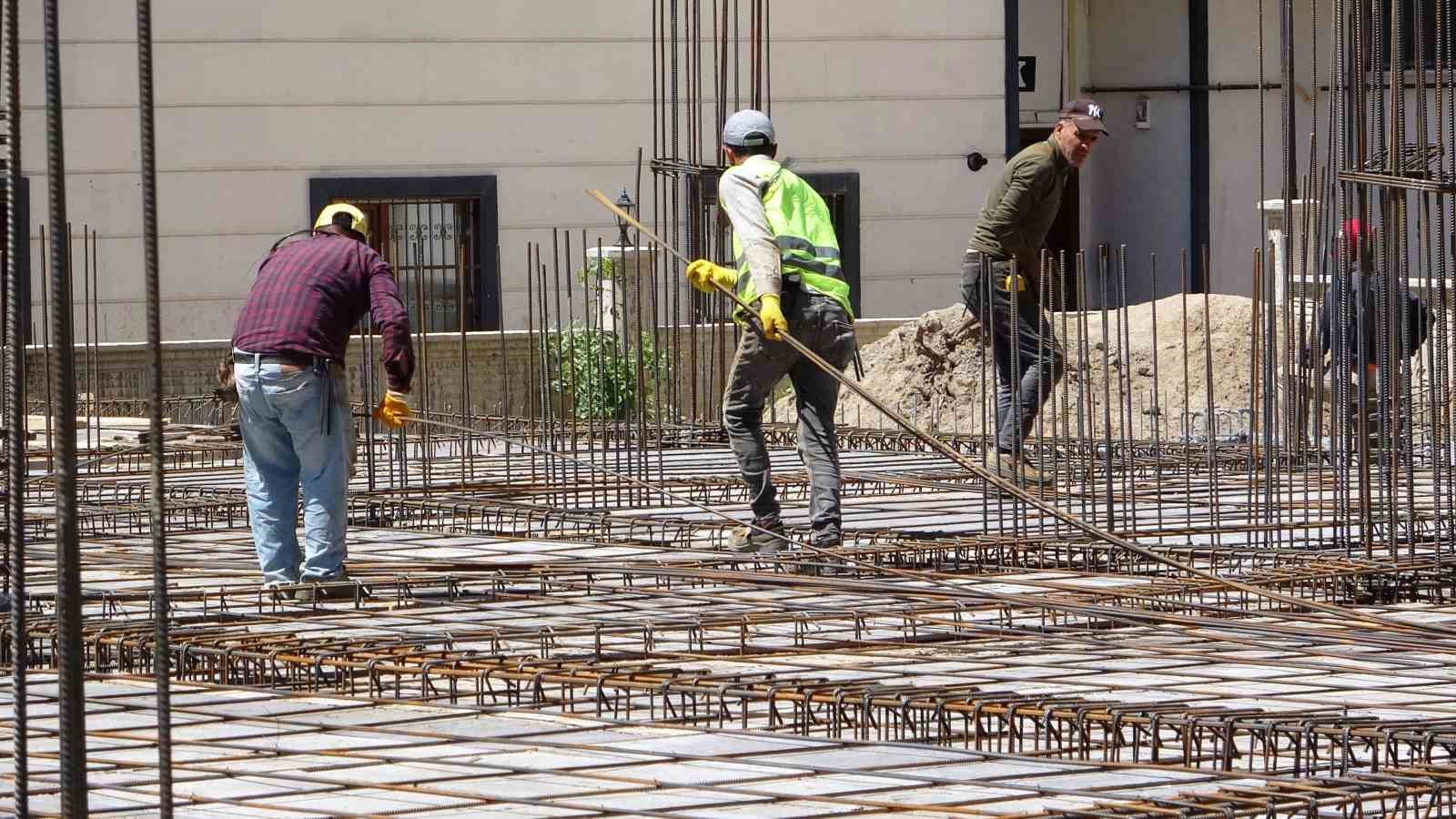 Van’da inşaat işçilerinin sıcaklarla mücadelesi başladı