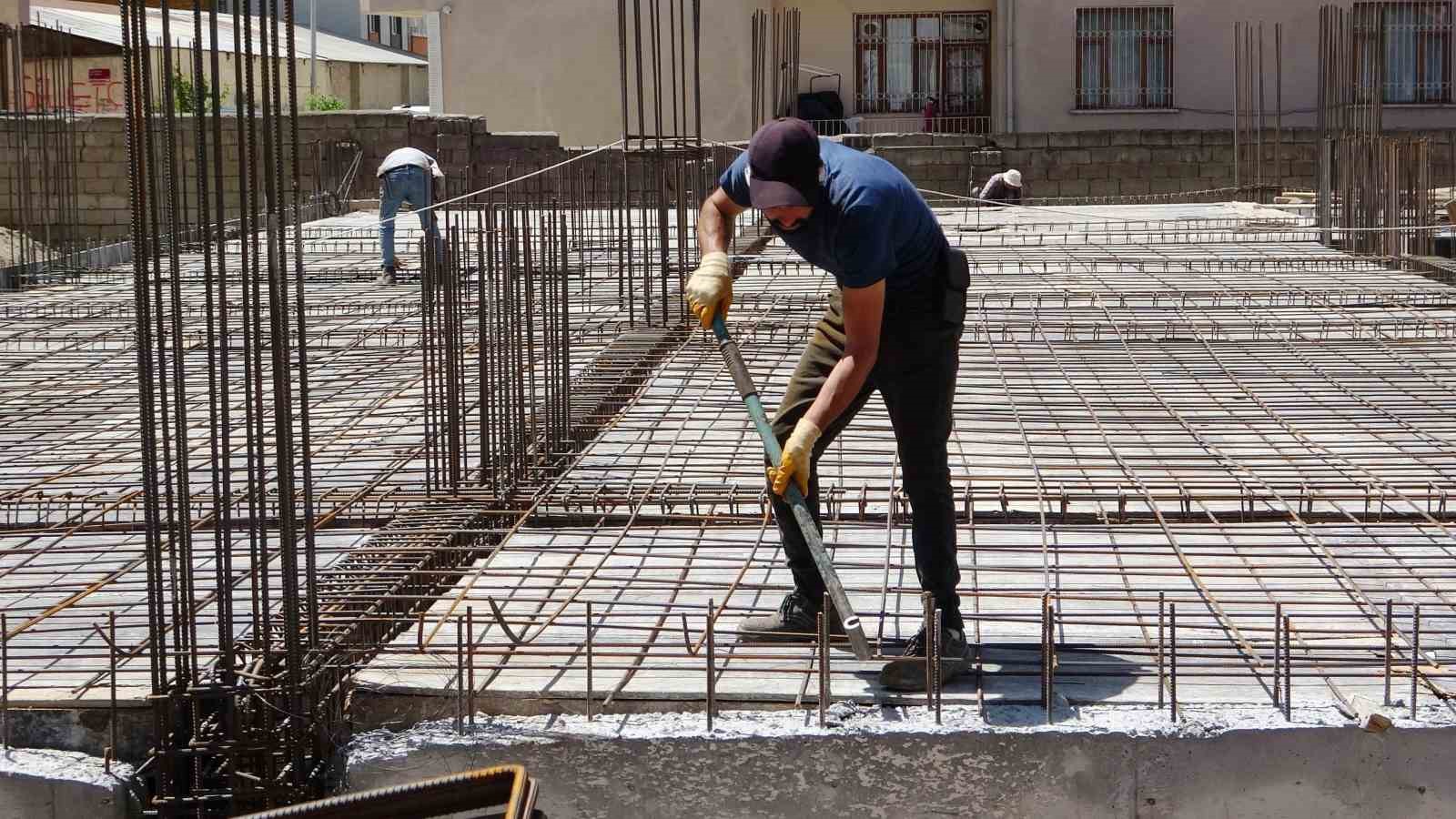 Van’da inşaat işçilerinin sıcaklarla mücadelesi başladı