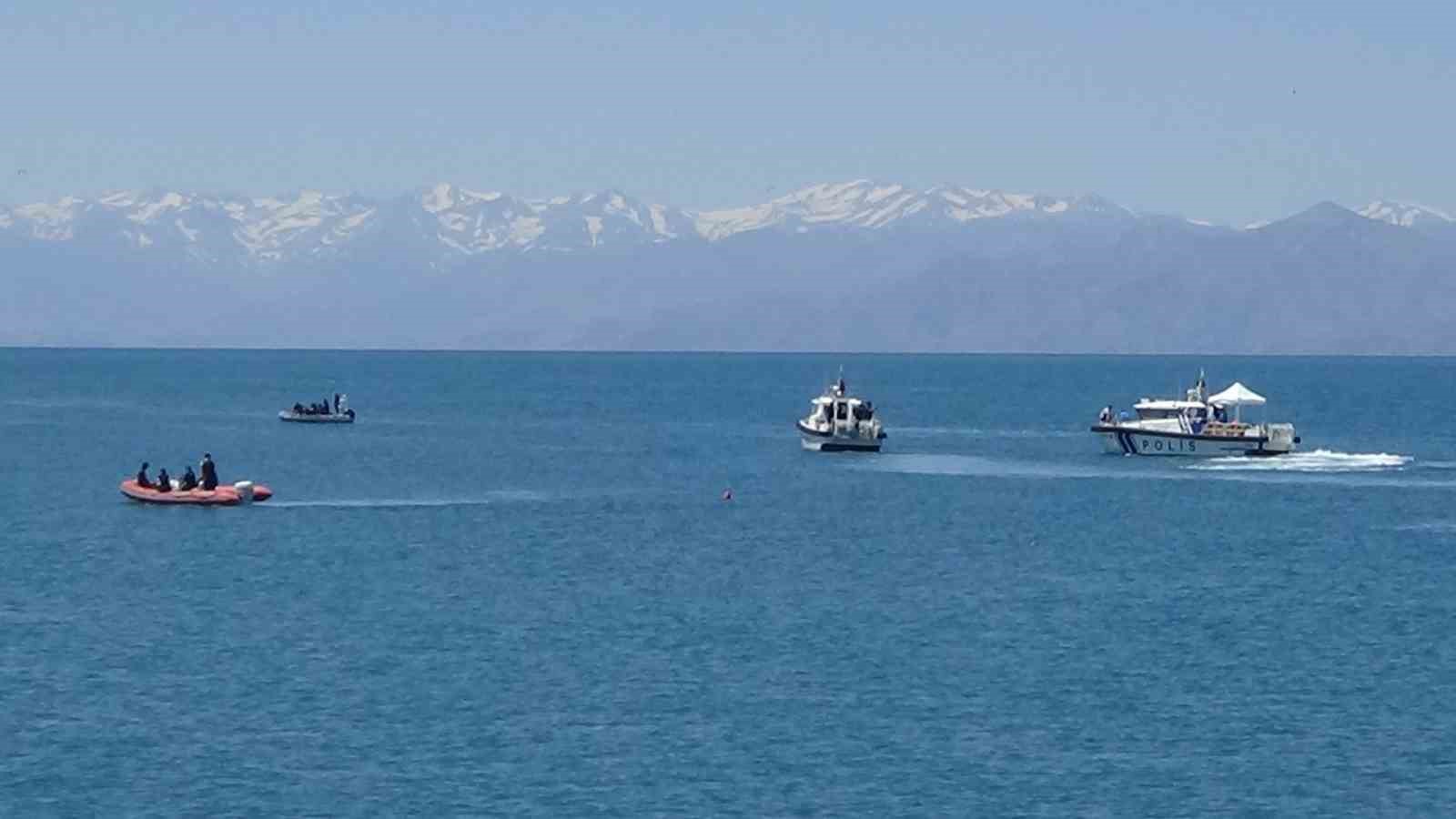 Van Gölü’nde kaybolan gencin arama çalışmaları dördüncü gününde sürüyor