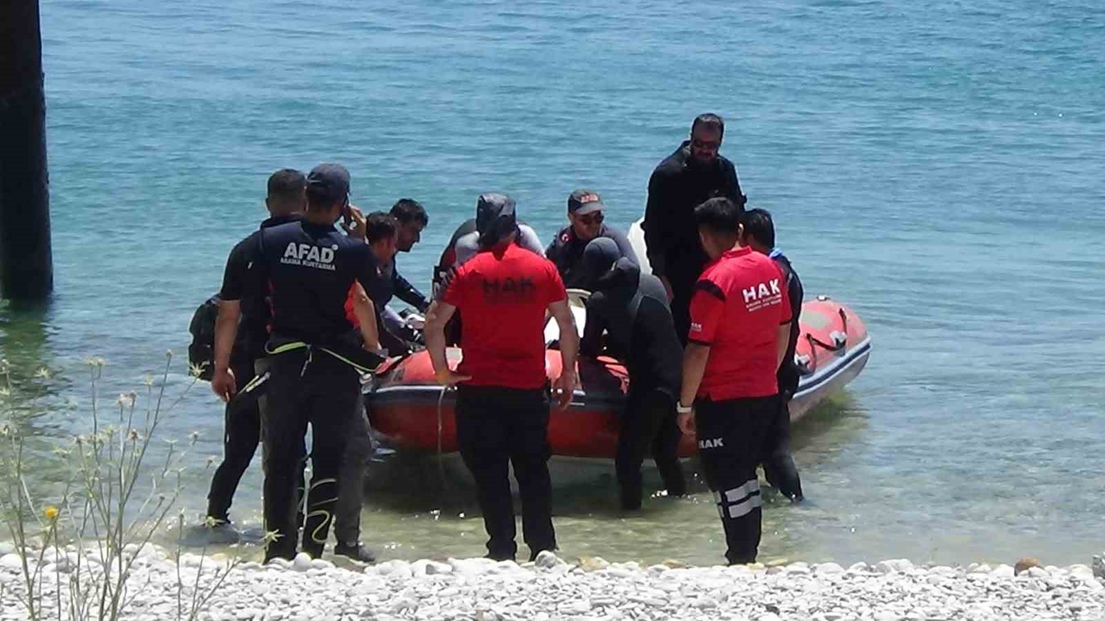 Van Gölü’nde kaybolan gencin arama çalışmaları dördüncü gününde sürüyor