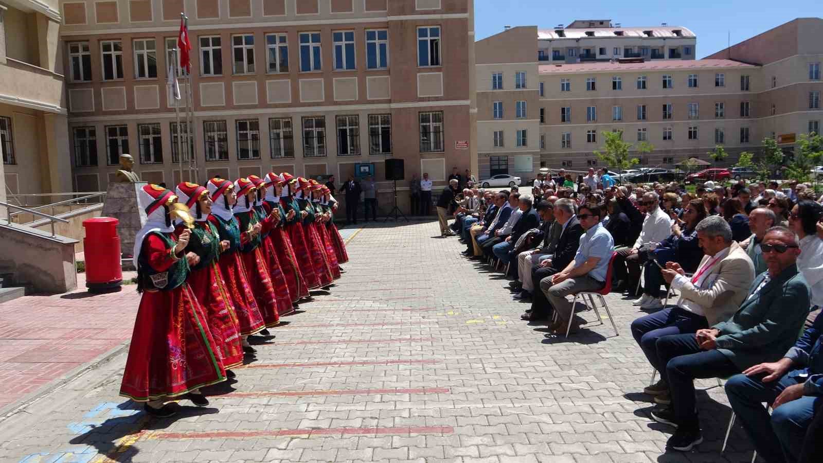 Van Atatürk Lisesi mezunları bir araya geldi