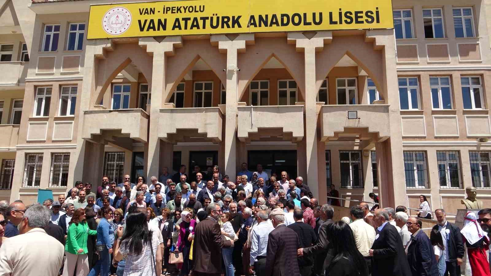 Van Atatürk Lisesi mezunları bir araya geldi