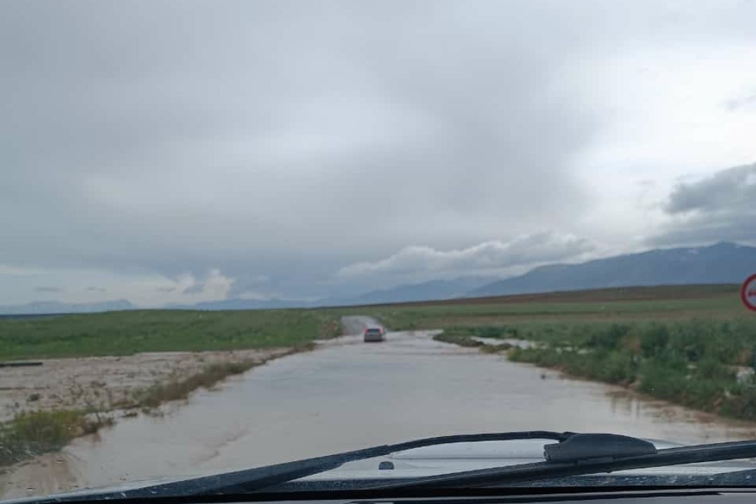 Başkale’de sağanak yağmur sonrası sel suları yolları kapladı