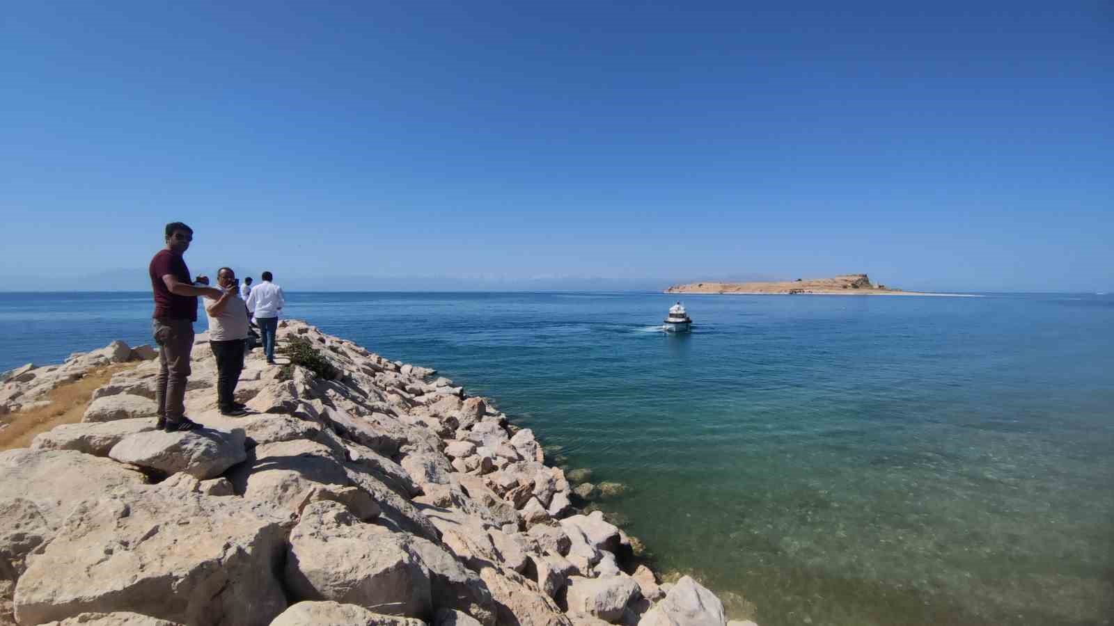 Van Gölü’nde kaybolan şahsı arama çalışmaları sürüyor