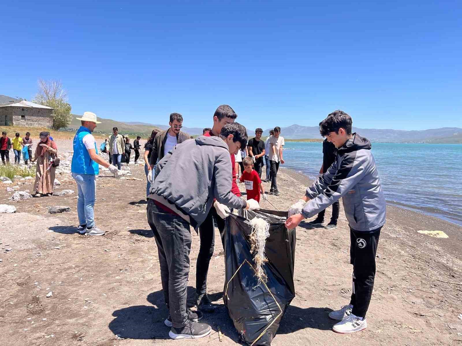 Muradiyeli gençler Van Gölü kıyısında çöp topladı