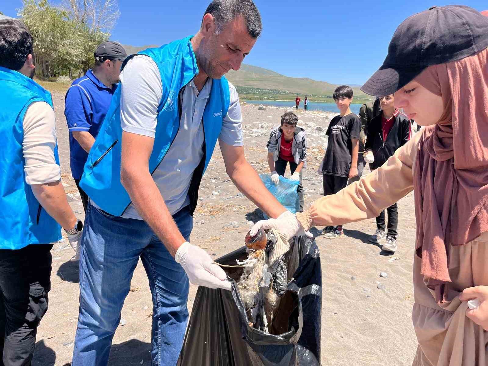 Muradiyeli gençler Van Gölü kıyısında çöp topladı