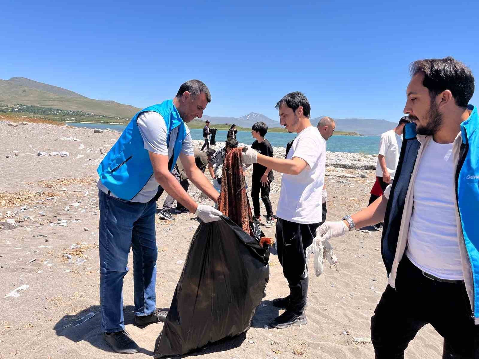 Muradiyeli gençler Van Gölü kıyısında çöp topladı