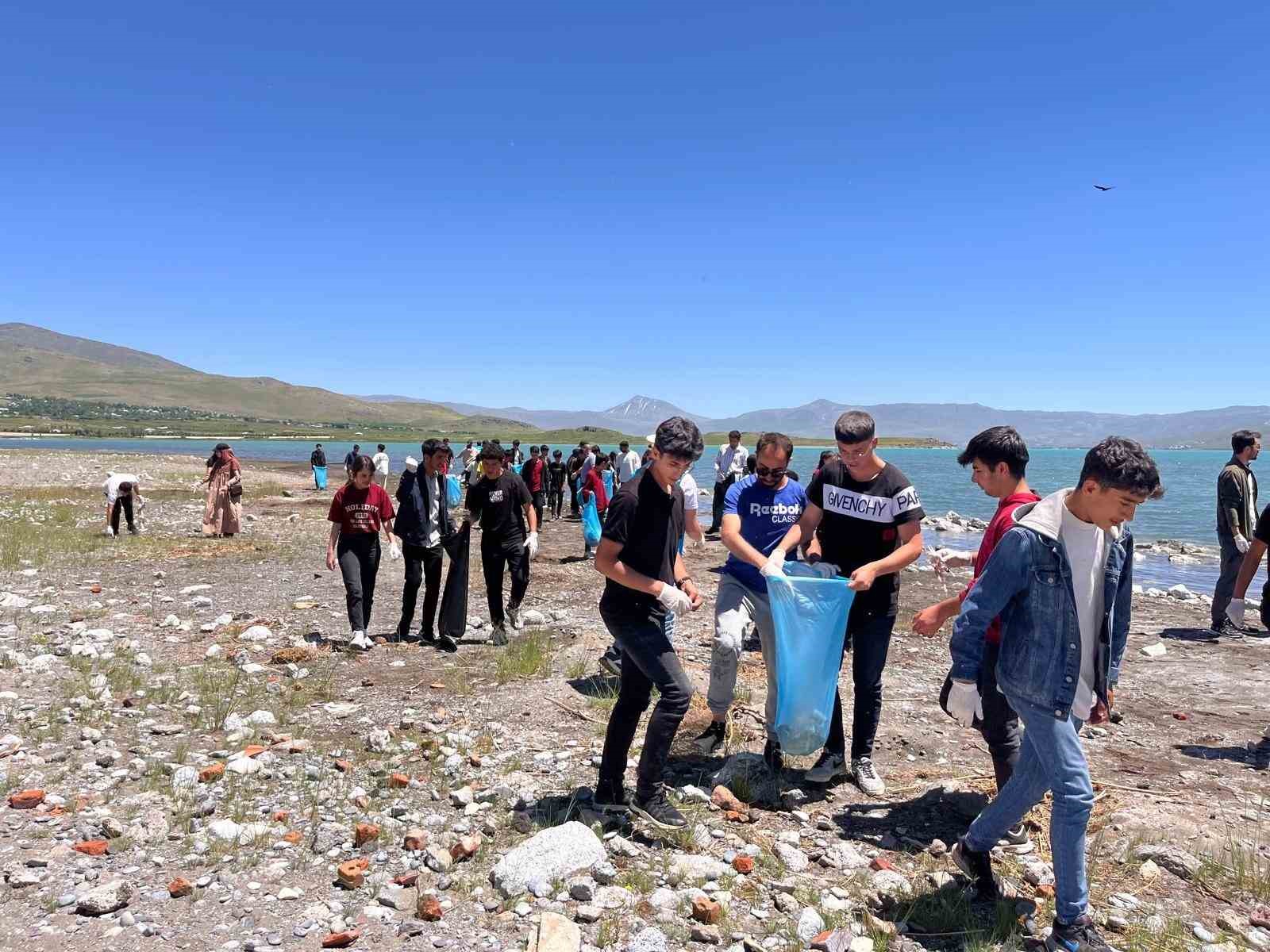 Muradiyeli gençler Van Gölü kıyısında çöp topladı