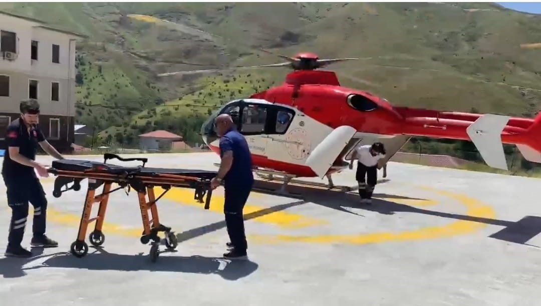 Bahçesaray’da ambulans helikopter yüksekten düşen hasta için havalandı