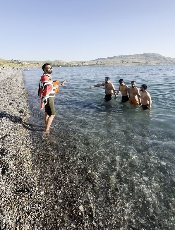 Van Gölü’nde halaylı sezon açılışı