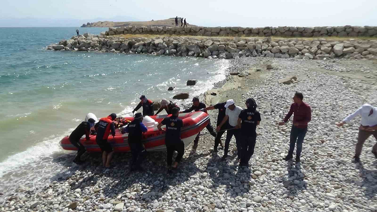 Van Gölü’nde kaybolan genci arama çalışmalarına olumsuz hava şartları nedeniyle ara verildi