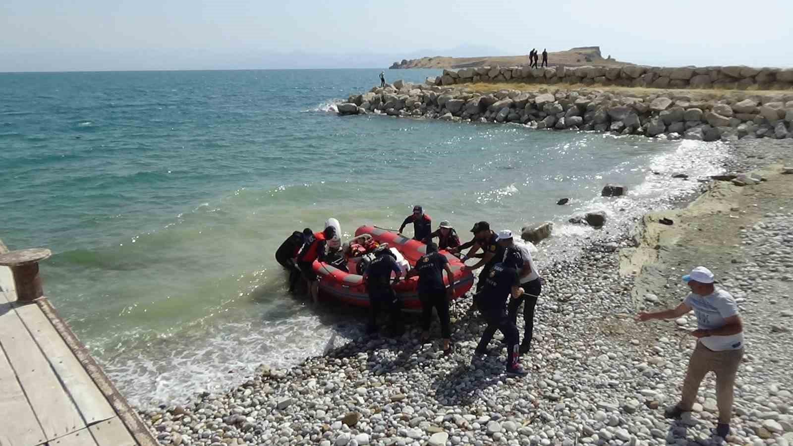 Van Gölü’nde kaybolan genci arama çalışmalarına olumsuz hava şartları nedeniyle ara verildi