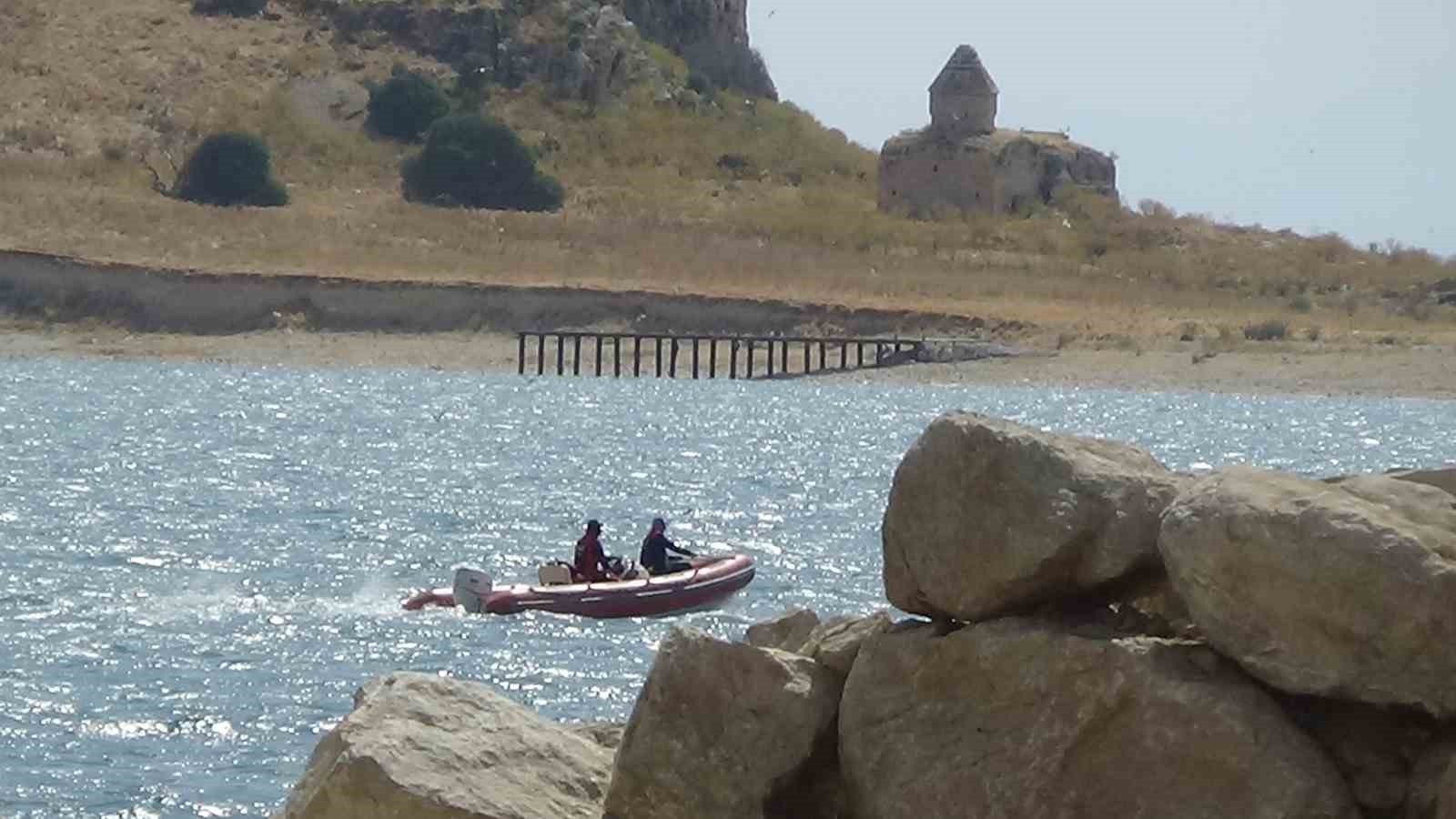 Van Gölü’nde kaybolan genci arama çalışmalarına olumsuz hava şartları nedeniyle ara verildi