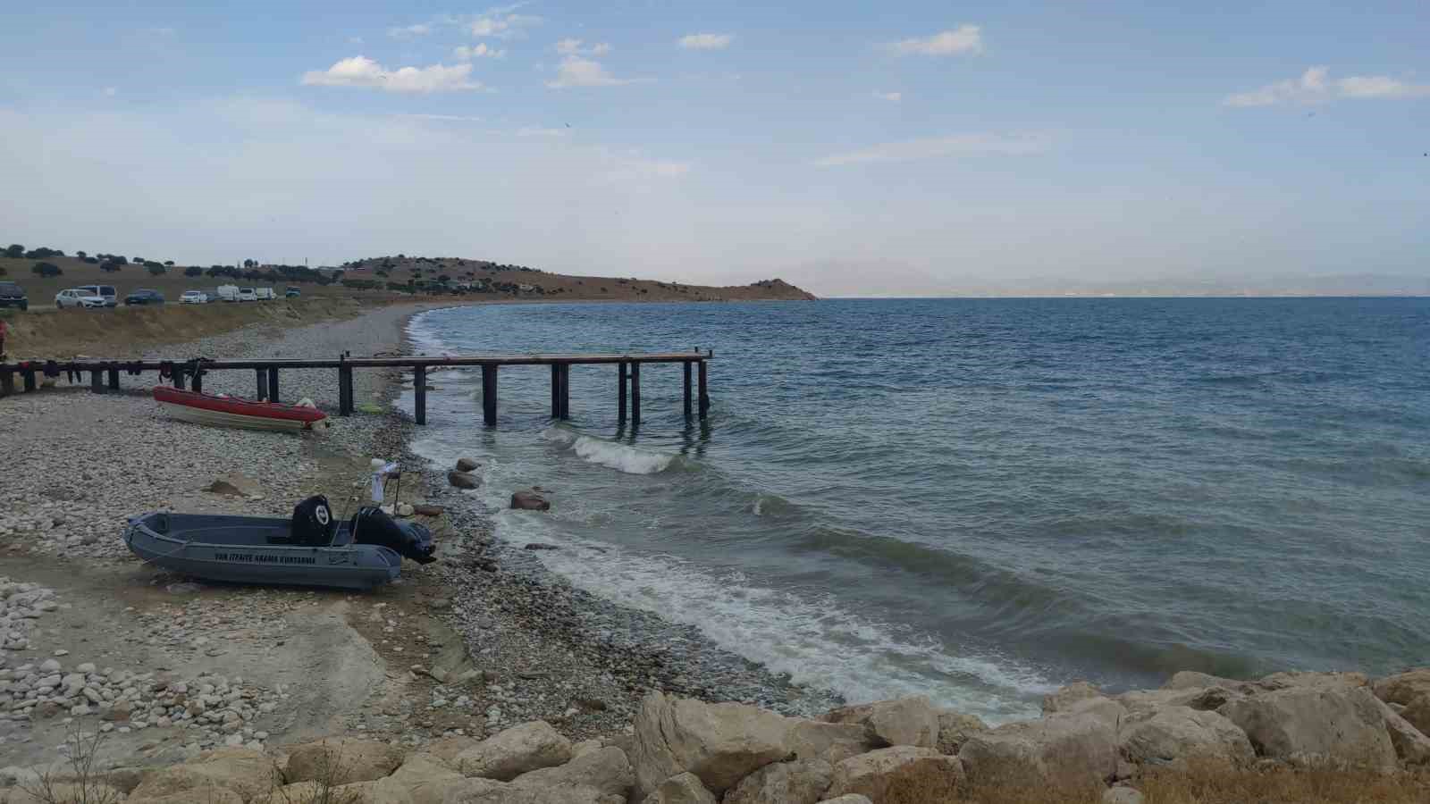 Van Gölü’nde kaybolan genci arama çalışmalarına olumsuz hava şartları nedeniyle ara verildi