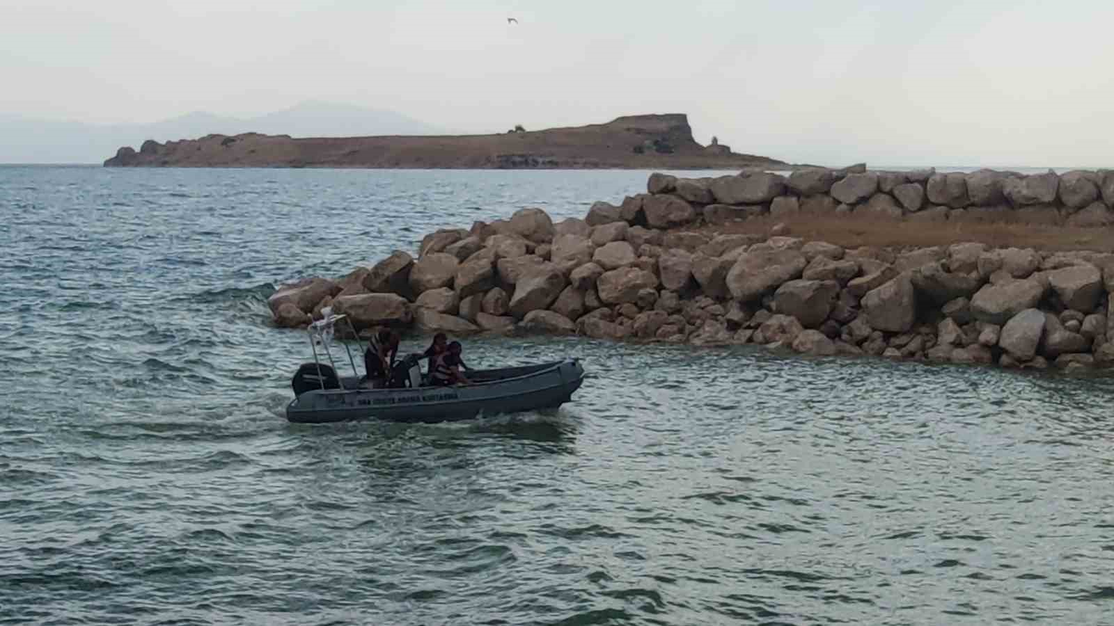 Van Gölü’nde kaybolan genci arama çalışmalarına olumsuz hava şartları nedeniyle ara verildi