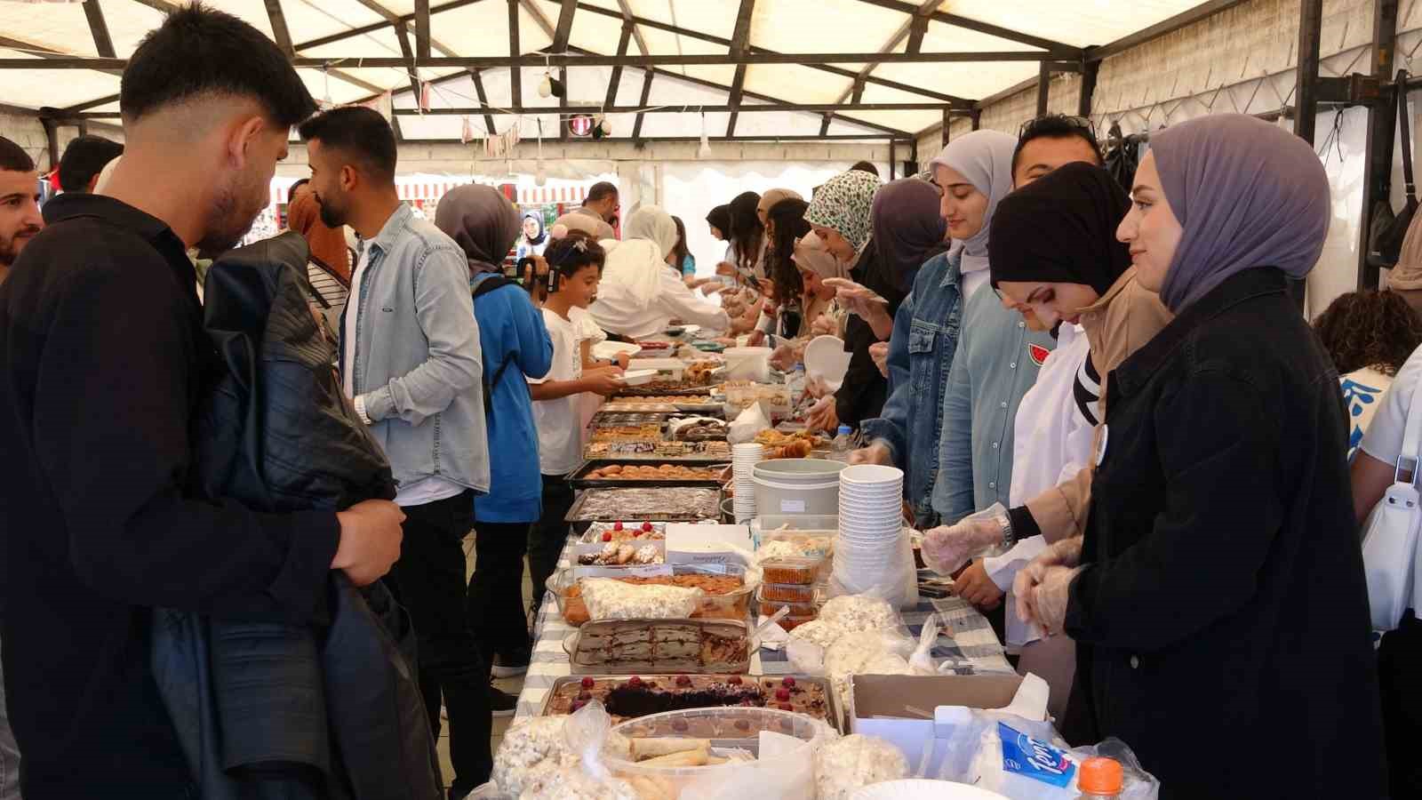 Akademisyen ve öğrenciler Gazze yararına ’hayır çarşısı’ kurdu