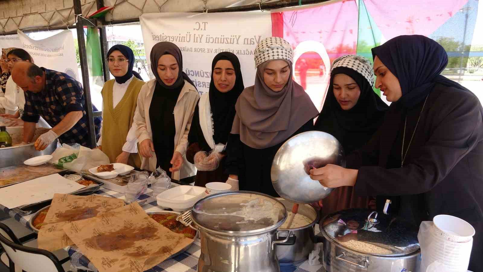 Akademisyen ve öğrenciler Gazze yararına ’hayır çarşısı’ kurdu