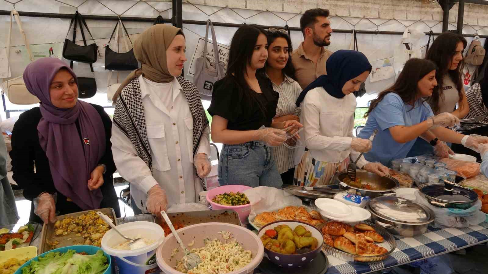 Akademisyen ve öğrenciler Gazze yararına ’hayır çarşısı’ kurdu