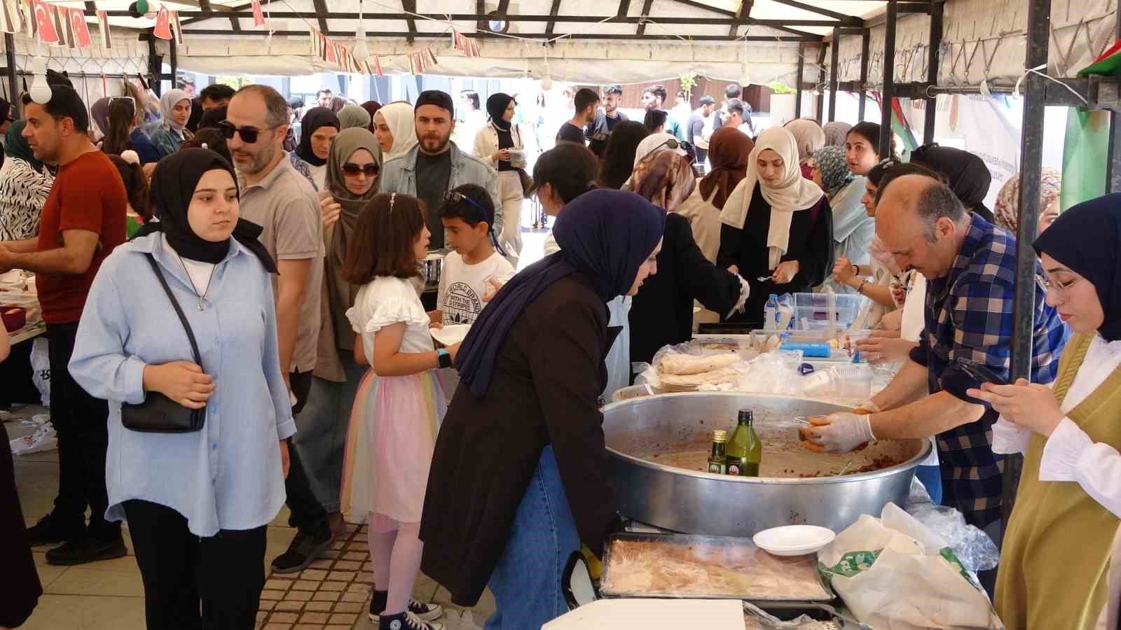 Akademisyen ve öğrenciler Gazze yararına ’hayır çarşısı’ kurdu