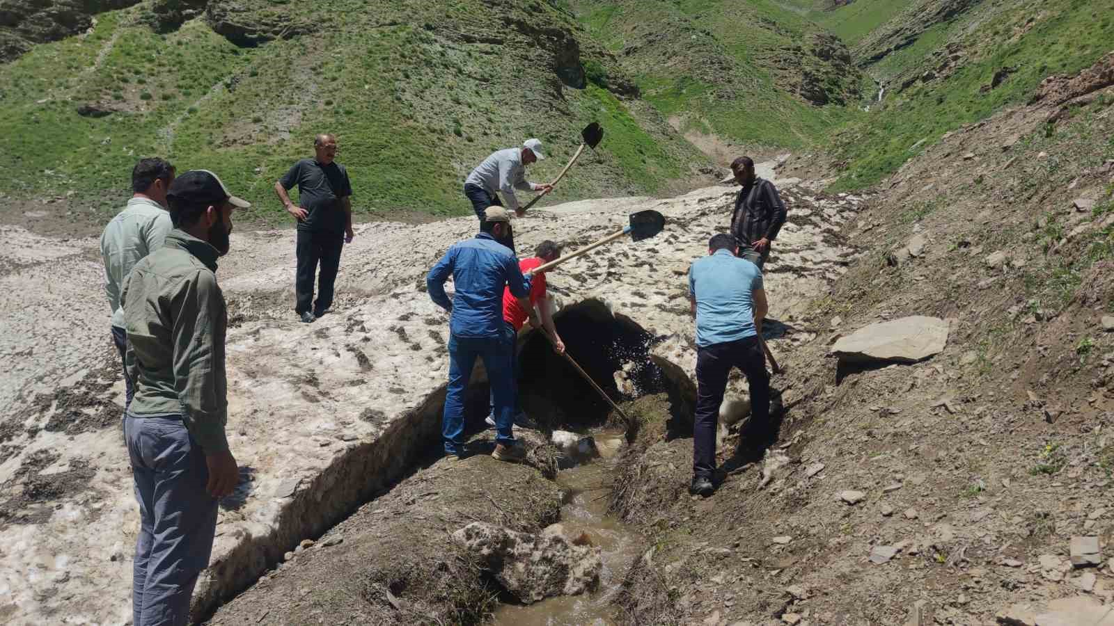 Mahalleli kışın çığın tahrip ettiği sulama kanalı için seferber oldu