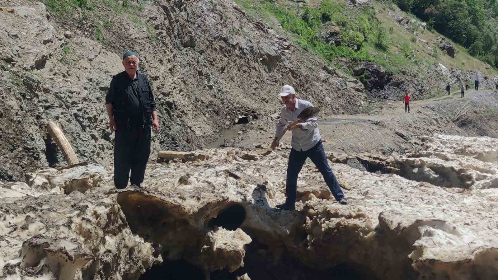 Mahalleli kışın çığın tahrip ettiği sulama kanalı için seferber oldu