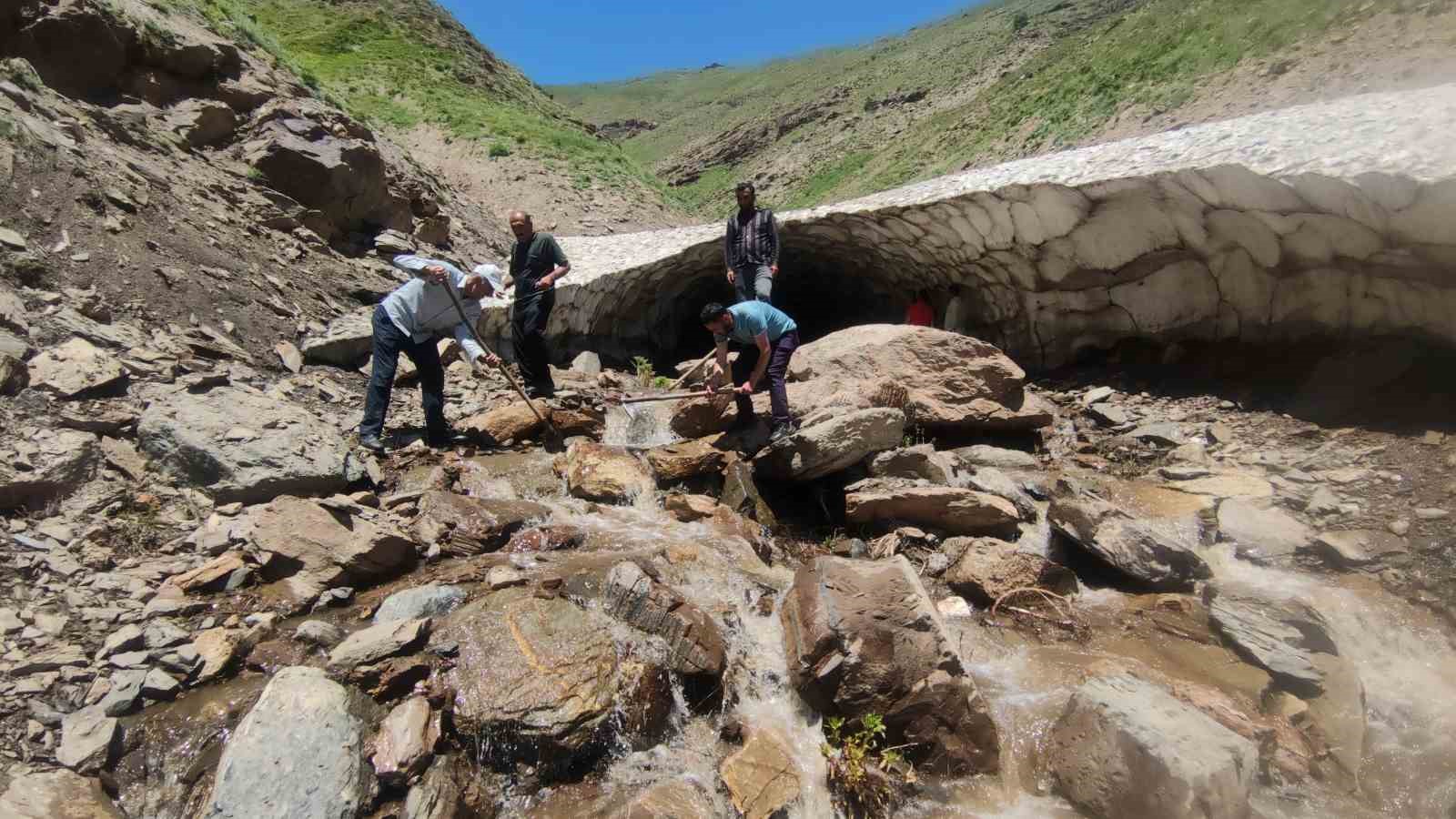 Mahalleli kışın çığın tahrip ettiği sulama kanalı için seferber oldu