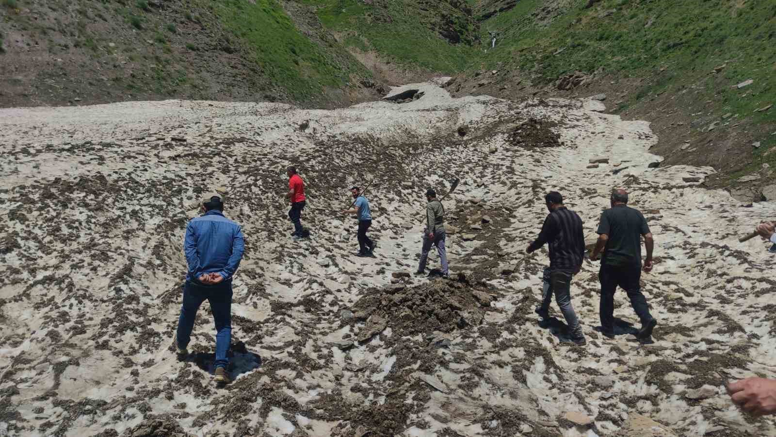 Mahalleli kışın çığın tahrip ettiği sulama kanalı için seferber oldu