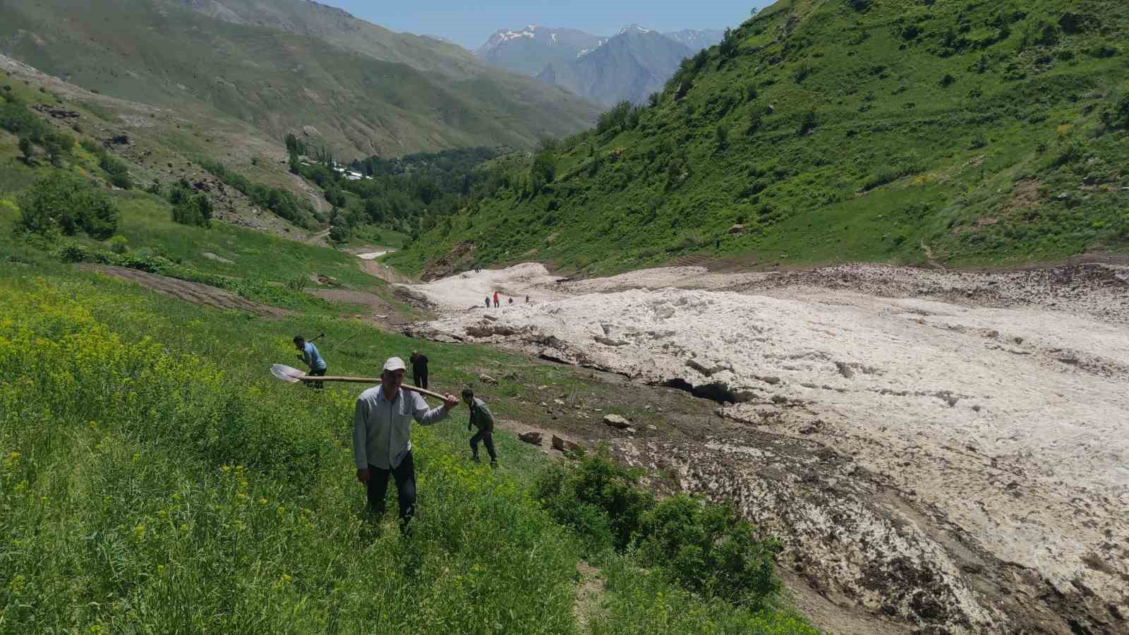 Mahalleli kışın çığın tahrip ettiği sulama kanalı için seferber oldu