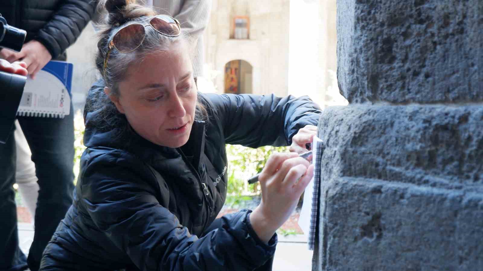 Tarihi binalarda ders yapıyor, onların röntgenini çekiyorlar