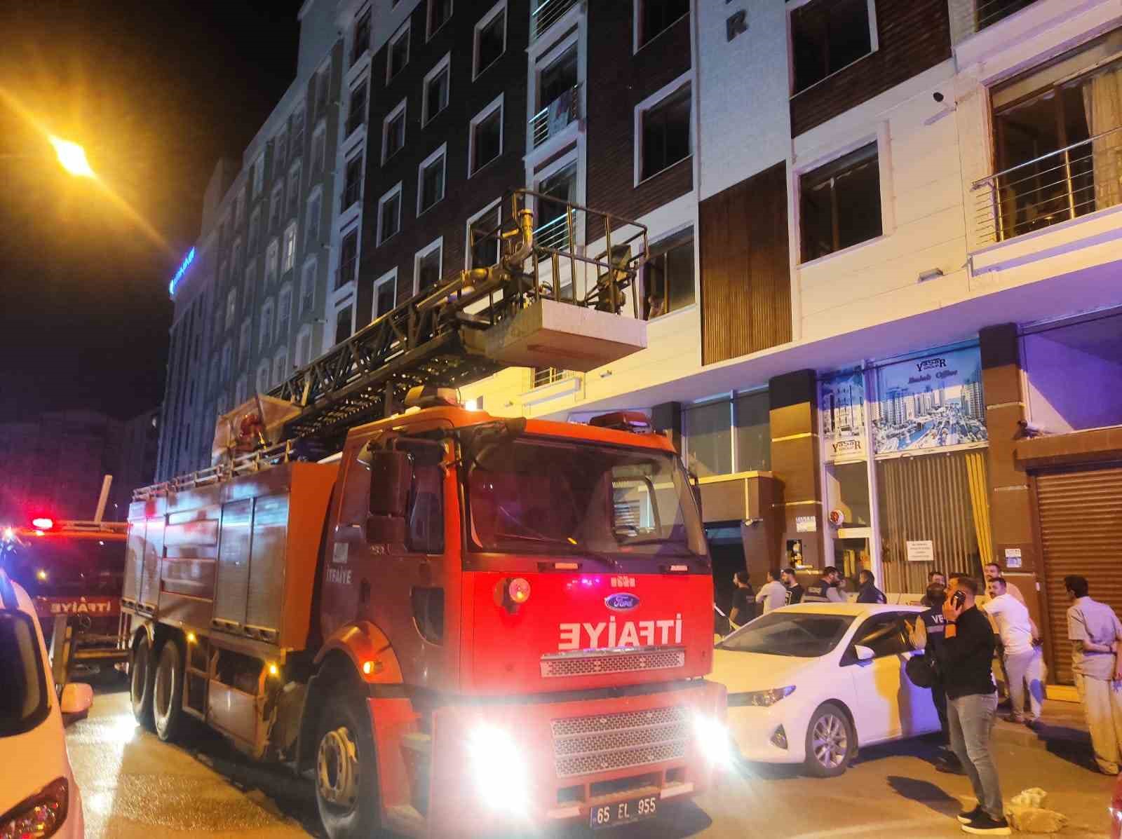 Van’da apartman yangını: 40 kişi dumandan etkilendi