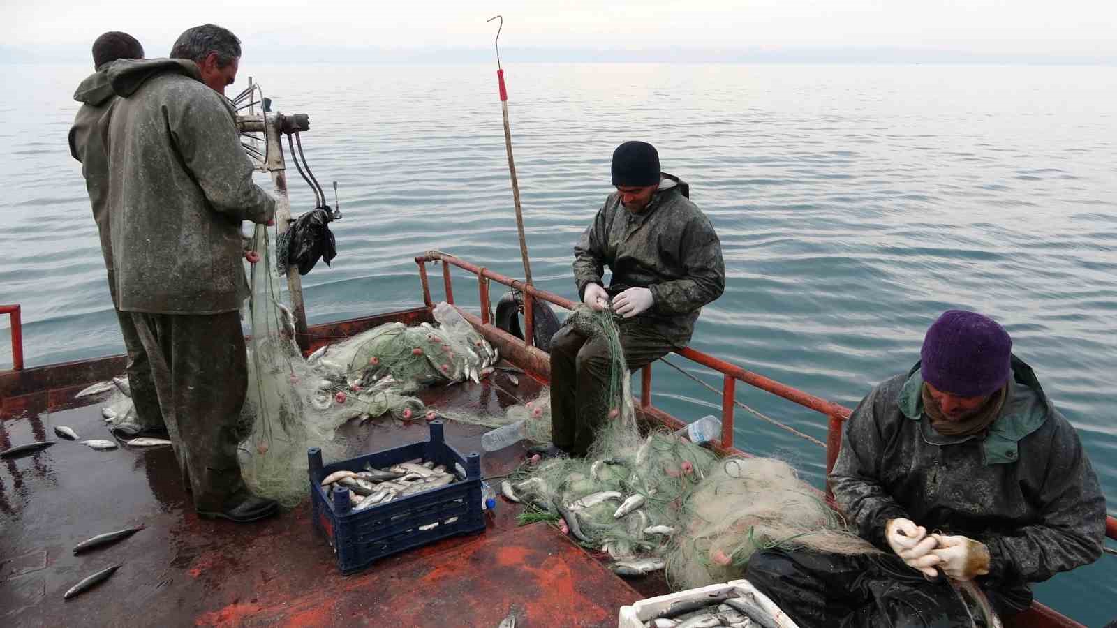 Van Gölü’nde balıkçılar ağlarını suya bıraktı