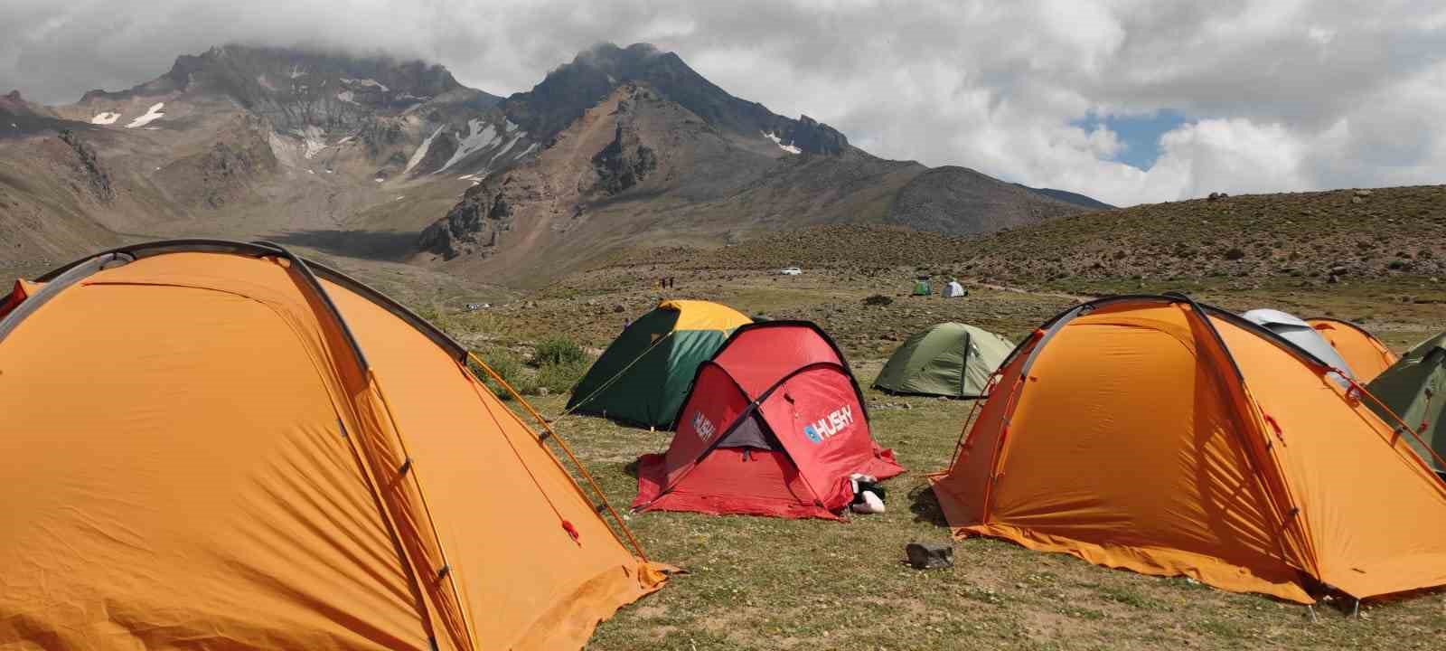 Van Gölü’ne dikkat çekmek için Erciyes Dağı’na tırmandılar