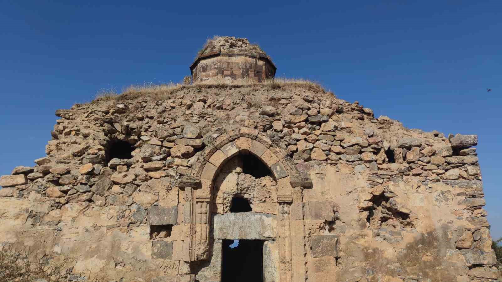 Kaçak kazı yapanlar tarihi kiliseyi tahrip etti