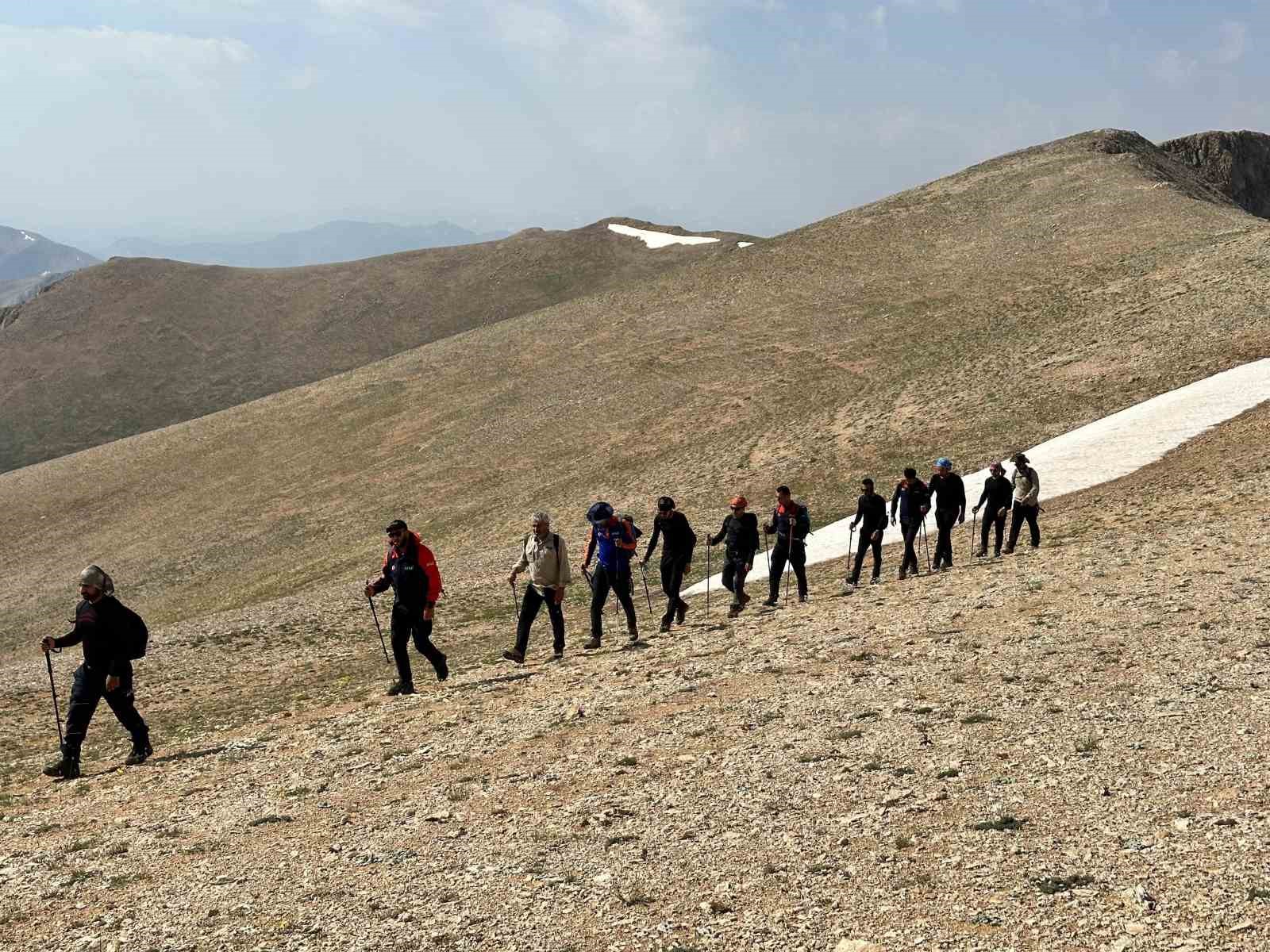 AFAD personeli 15 Temmuz şehitleri için Artos Dağı’na tırmandı