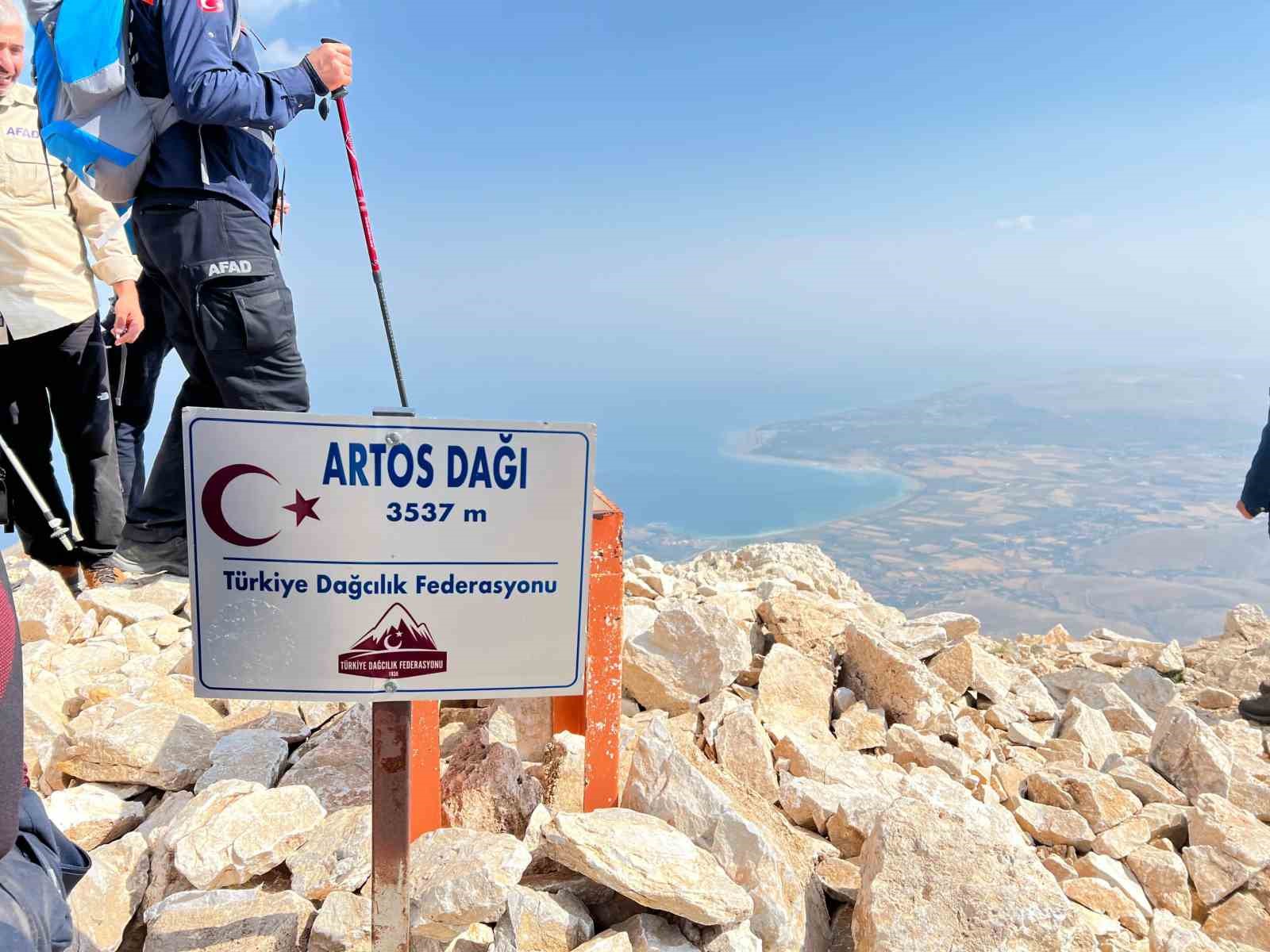 AFAD personeli 15 Temmuz şehitleri için Artos Dağı’na tırmandı