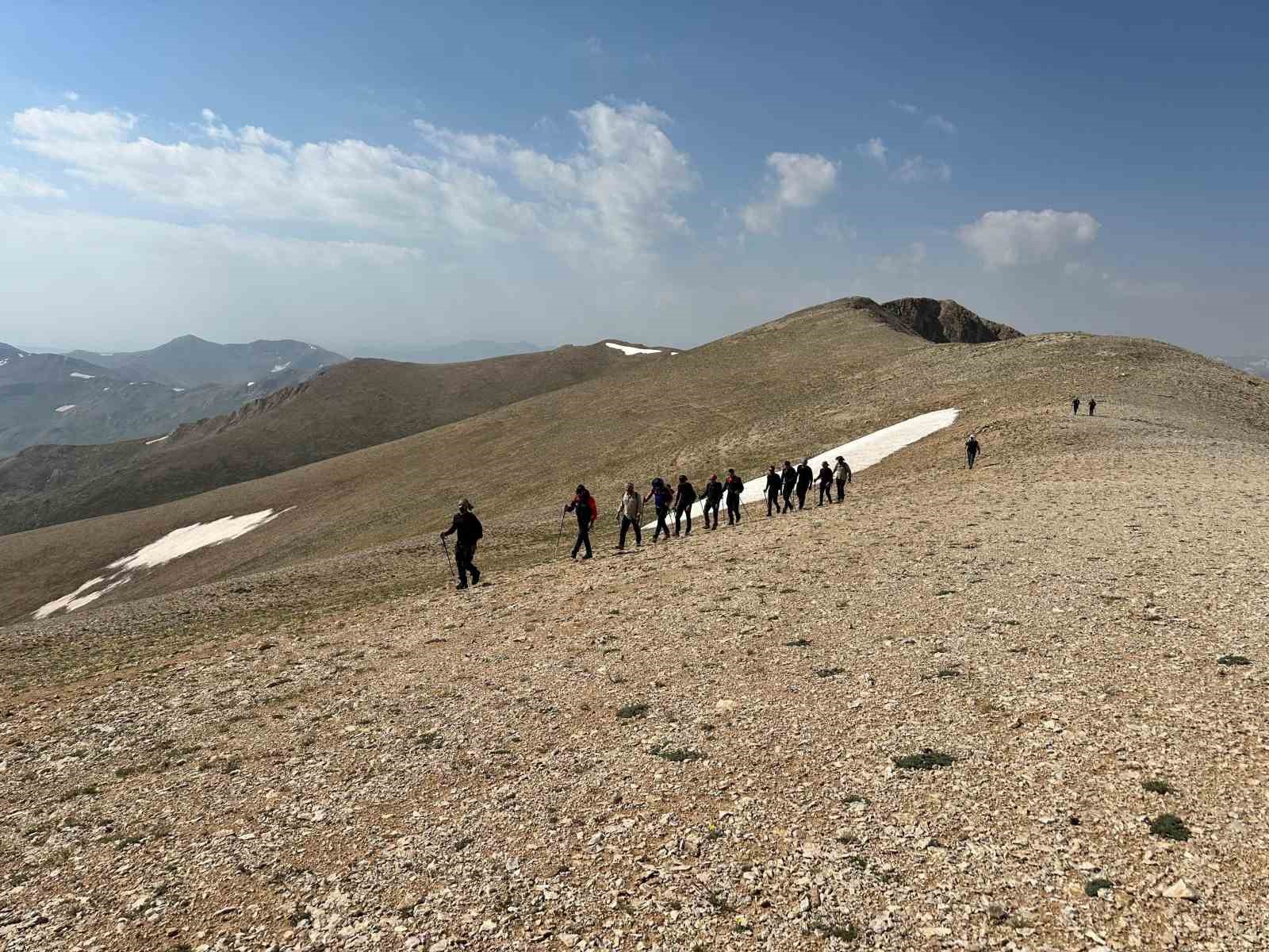 AFAD personeli 15 Temmuz şehitleri için Artos Dağı’na tırmandı