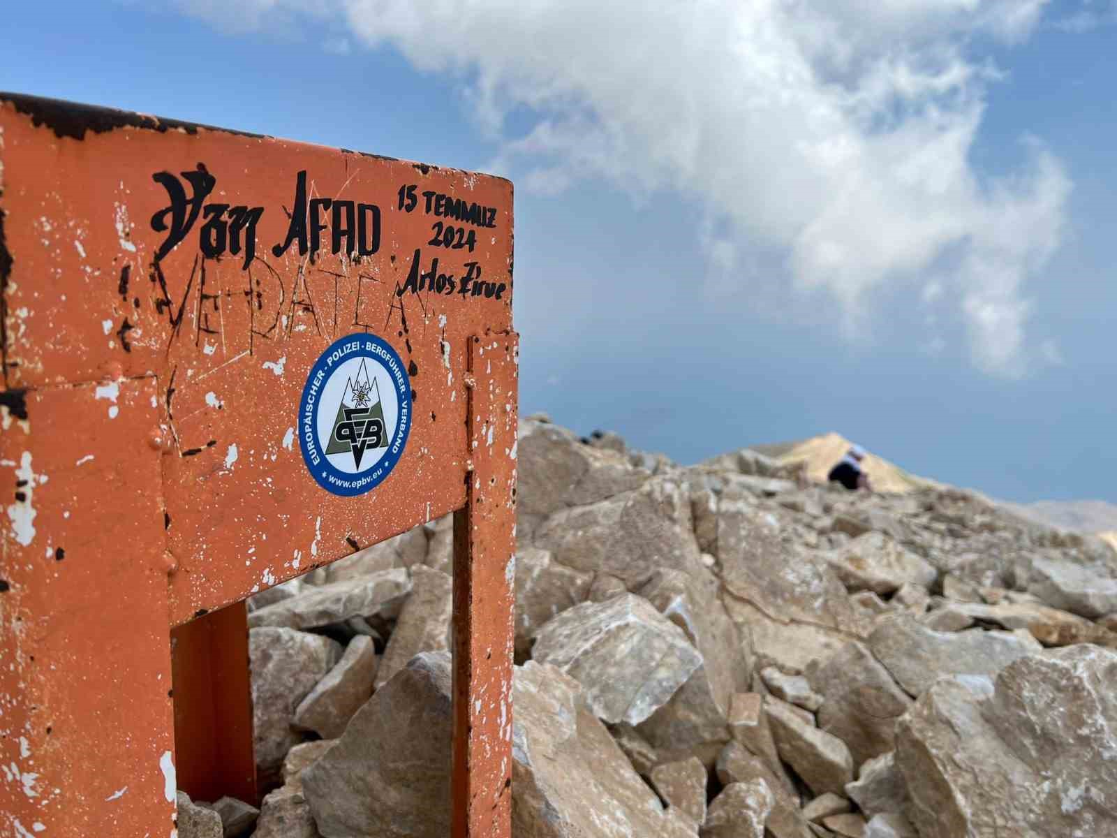 AFAD personeli 15 Temmuz şehitleri için Artos Dağı’na tırmandı