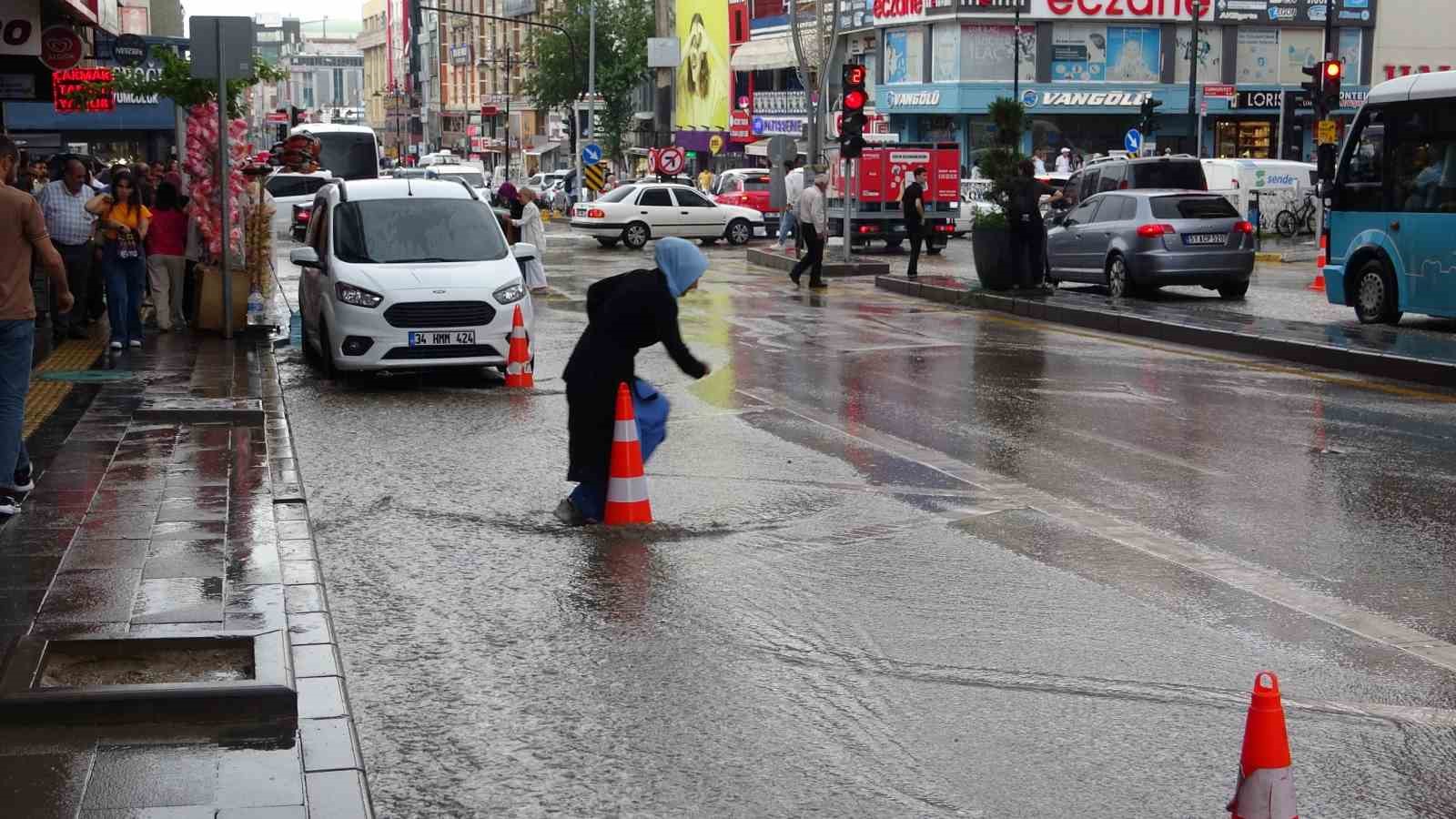 Van’da sağanak yağmur vatandaşları hazırlıksız yakaladı