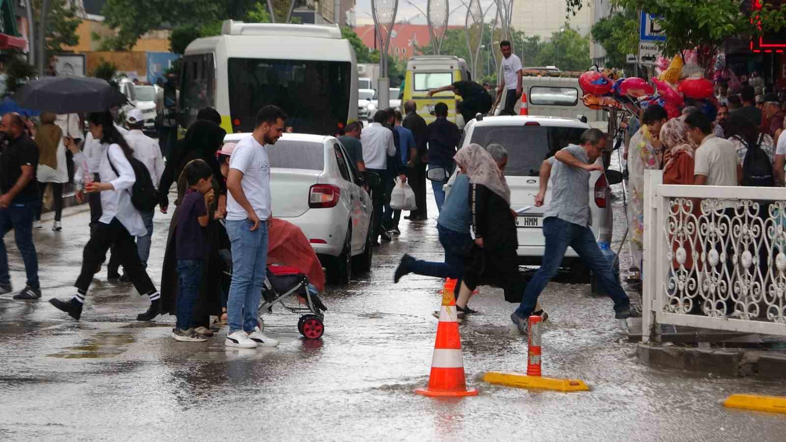 Van’da sağanak yağmur vatandaşları hazırlıksız yakaladı