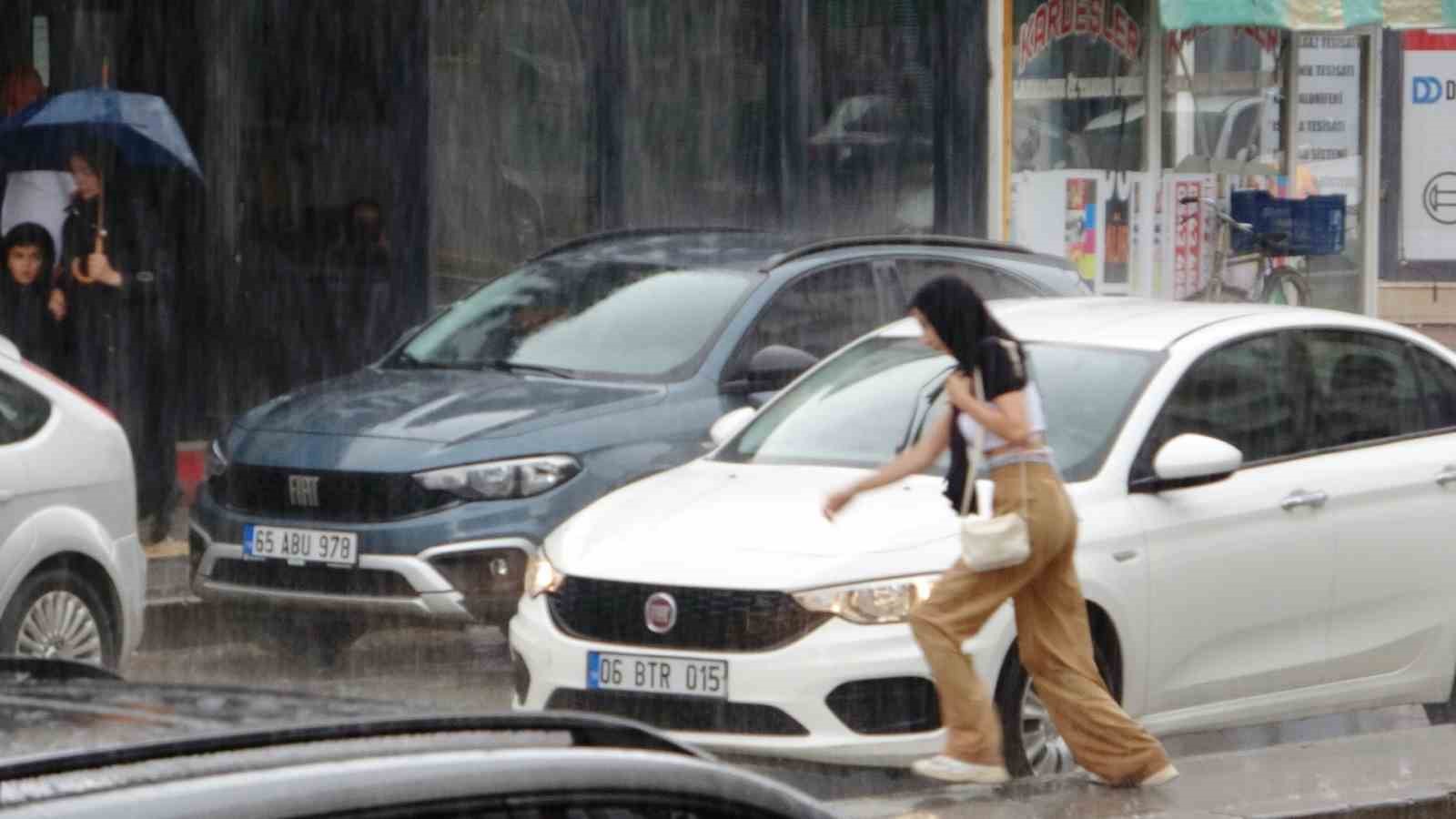 Van’da sağanak yağmur vatandaşları hazırlıksız yakaladı