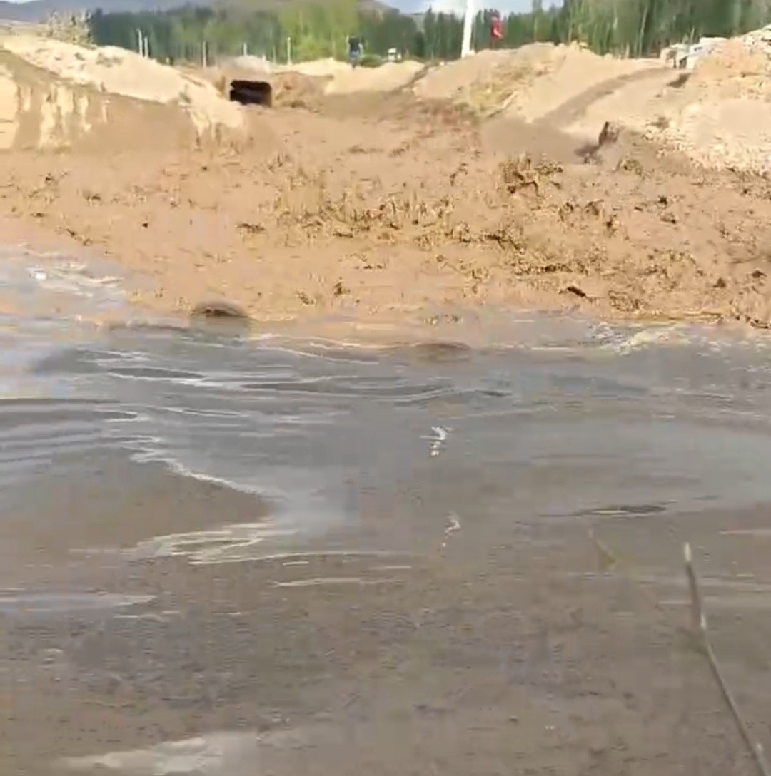 Başkale’de kuvvetli sağanak ve dolu sonrası sel meydana geldi