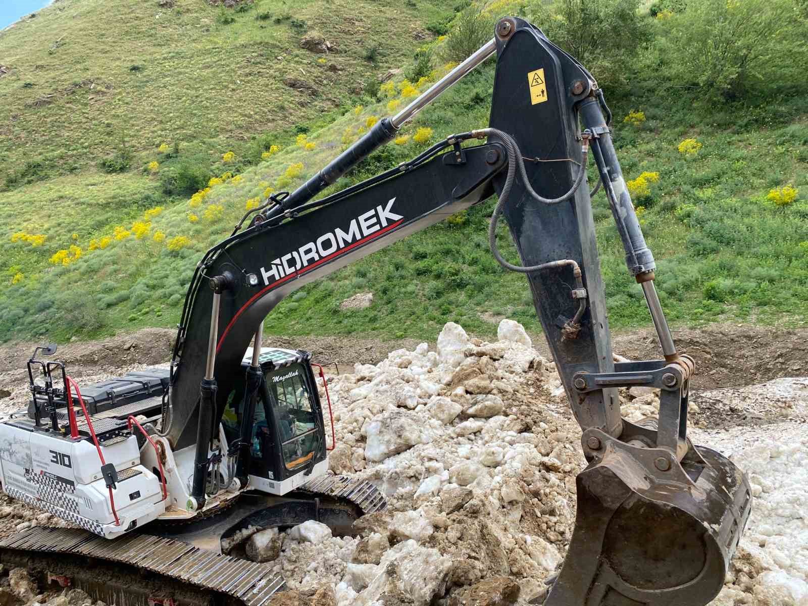 Van’da yaz ortasında karla mücadele