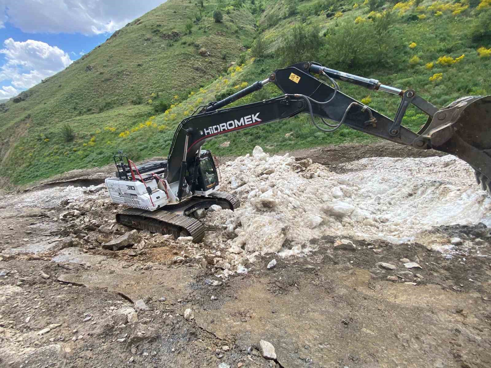 Van’da yaz ortasında karla mücadele