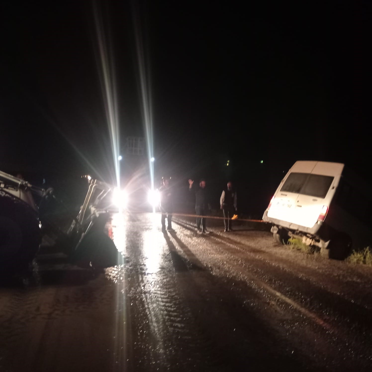 Özalp’ta sele kapılan minibüs devrildi: 3 yaralı