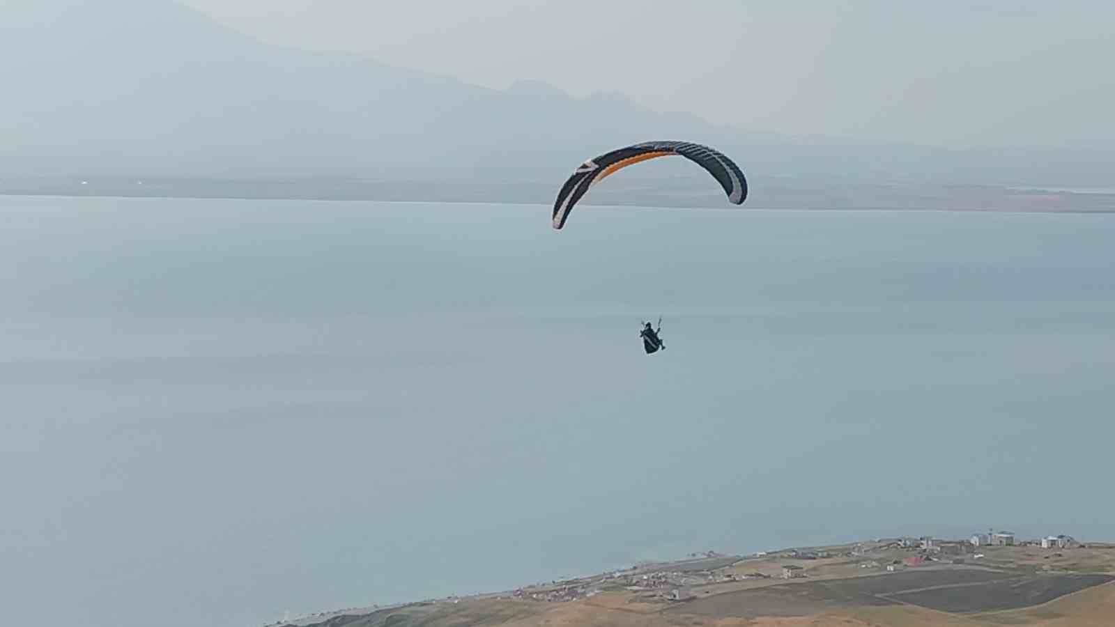 Yamaç paraşütüyle Ercişli 15 Temmuz şehidinin ismini dalgalandırdı